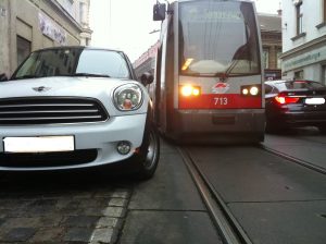 Ein Falschparker in der Kreuzgasse blockiert eine Straßenbahn an der Weiterfahrt.