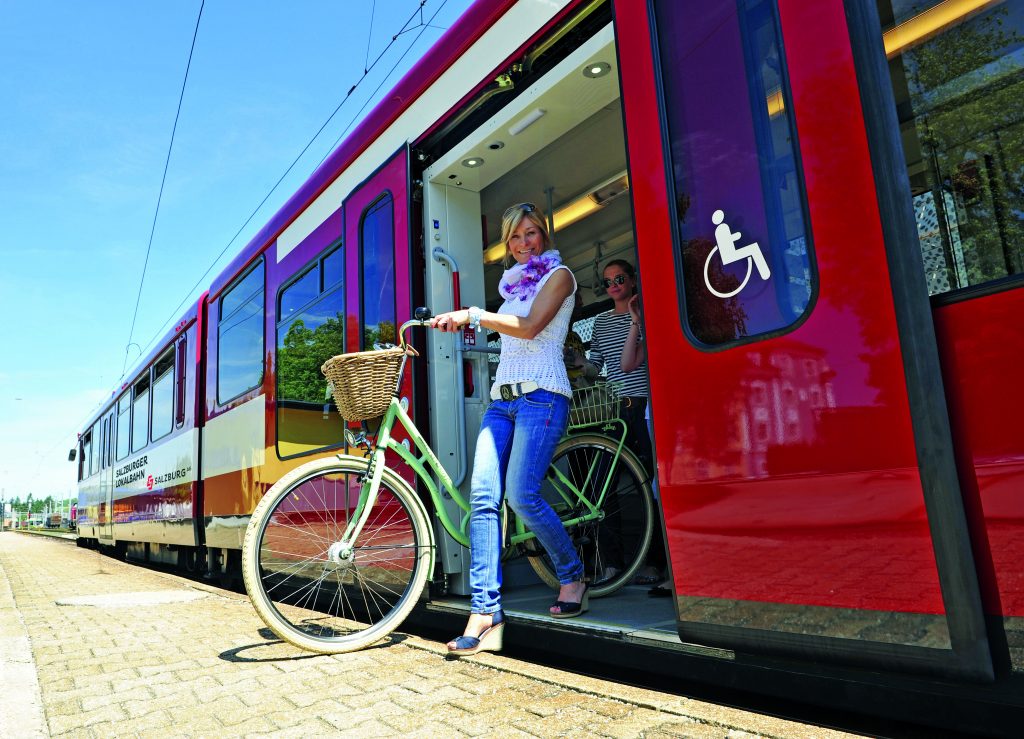 Schnelle, niederflurige Triebwagen ermöglichen kürzere Fahrzeiten und rascheres Umsteigen. Foto: Salzburg AG