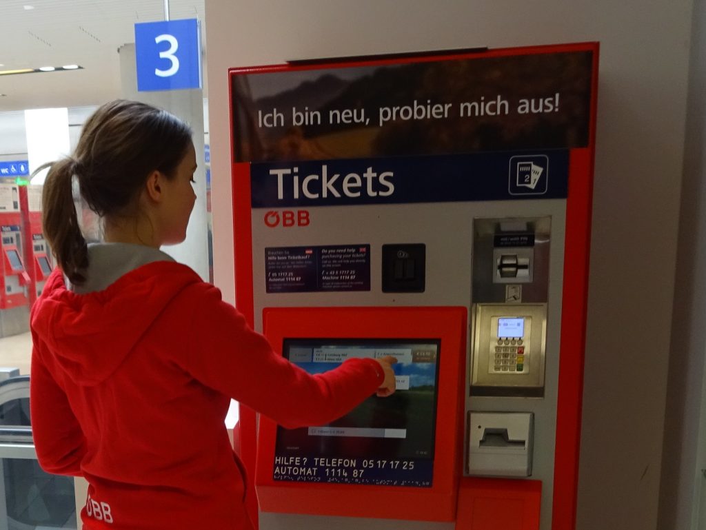 Promotorin beim ÖBB Ticketautomat im Reisezentrum Salzburg Foto: ÖBB 