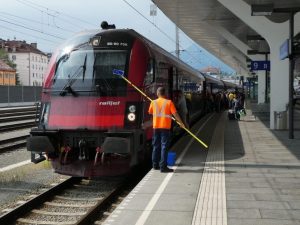 Railjet abfahrbereit in Salzburg Hbf. Als Fahrziel wäre Triest zeitgemäß! Foto: Karl Schambureck