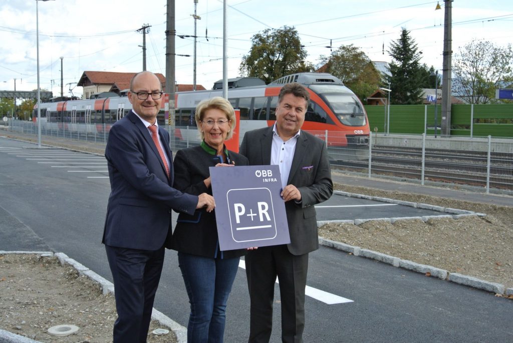 Foto: Regionalleiter Engelbert Haller (ÖBB Immobilienmanagement GmbH), Bürgermeisterin Monika Schwaiger und Landesrat Hans Mayr (v.l.) eröffneten die neue P&R-Anlage in Seekirchen. 