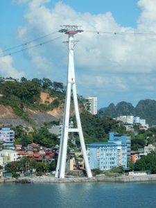 Über 100 Meter hohe Seilbahnstützen wie in Linz geplant gibt es z.B. in Vietnam: Diese Stütze der Ha Long Queen Cable Car ist 123,45m hoch. © Doppelmayr Seilbahnen GmbH
