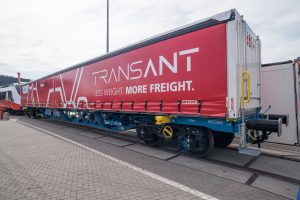Das fachwerkförmige Untergestell des neuen TransANT-Güterwagens spart Gewicht und kann mit flexiblen Aufbauten versehen werden. Bild: Harald A. Jahn 