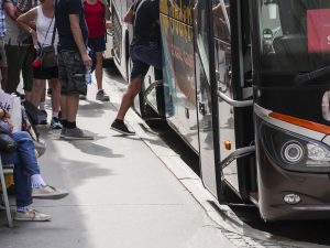 Zu viele Reisebusse fahren in die Innenstadt statt am Stadtrand zu parken und mit modernen E-Obussen/Bussen in die Stadt zu kommen. Das muss sich ändern!