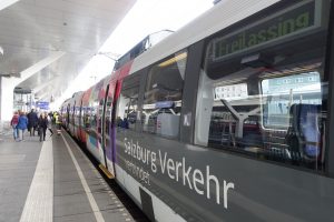 S3-Bahn am Salzburger Hauptbahn auf dem Weg nach Freilassing