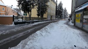Lange nach dem großen Schnee: Radweg Elisabethstraße im Schnee versunken. 