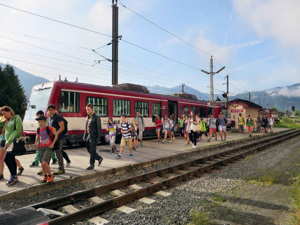 Mit der Pinzgauer Lokalbahn fahren nicht nur Pendler und Touristen sondern Schüler gerne. Foto: Walter Stramitzer 
