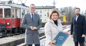 Nostalgie und Zukunft: Die Lokalbahn wird zum 125. Geburtstag erneuert und erweitert. Von links Bgm. Georg Djundja, Gerlinde Hagler (Salzburg AG), LR Stefan Schnöll.