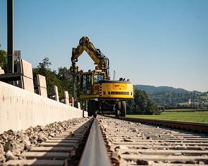 Bagger baut das Gleis aus.